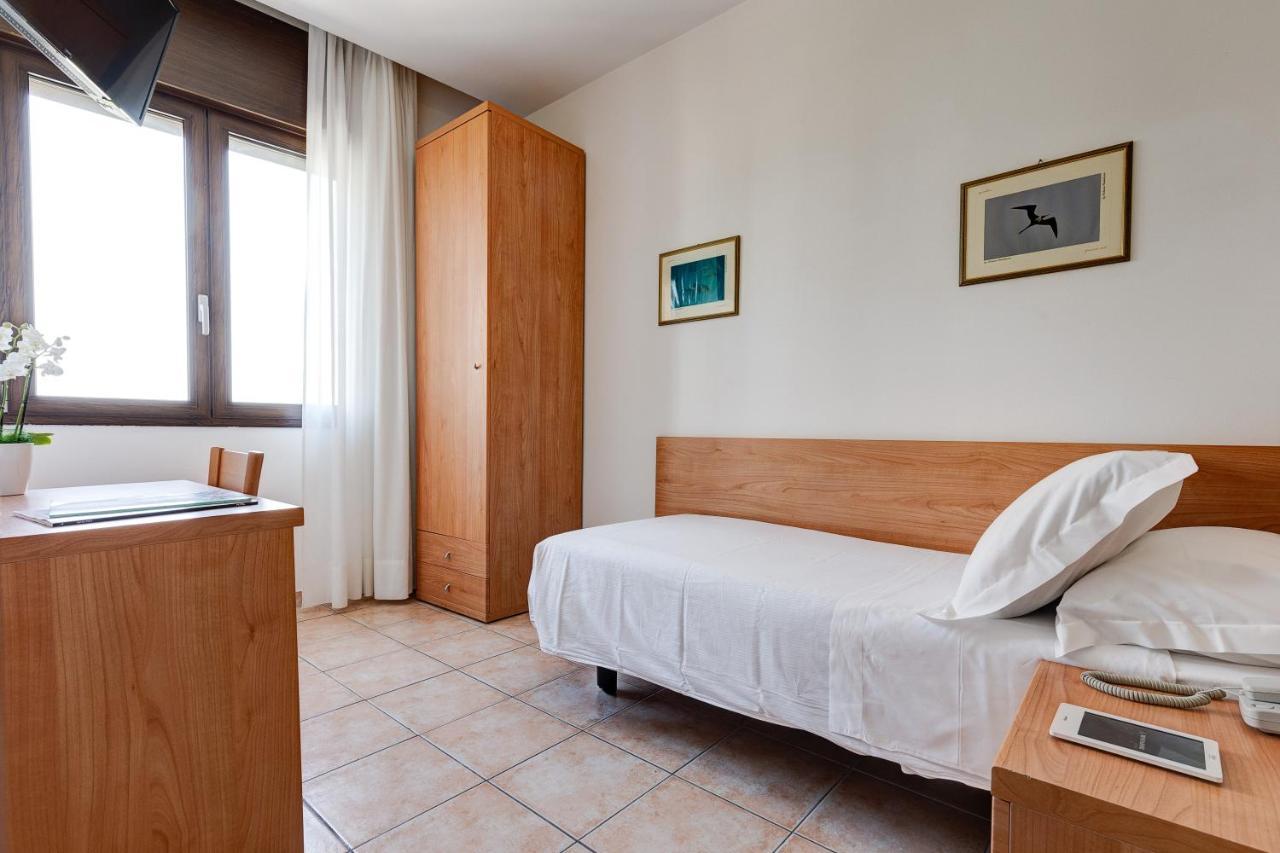 Hotel Piccadilly Лидо-ди-Езоло Экстерьер фото